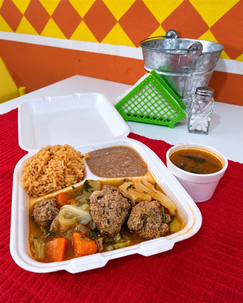 Plato de albóndigas con arroz y frijoles