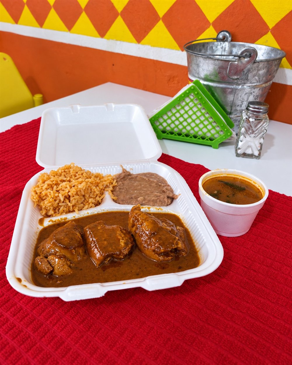 Pollo en mole con arroz y frijoles