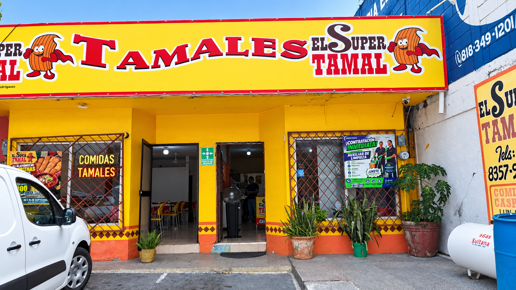 Fachada amarilla de una sucursal de El Súper Tamal en Monterrey