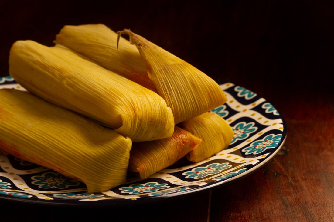 Tamales servidos en plato mexicano